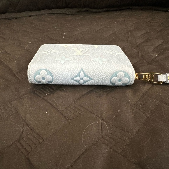 Louis Vuitton by the pool blue zippy wallet - Picture 8 of 9